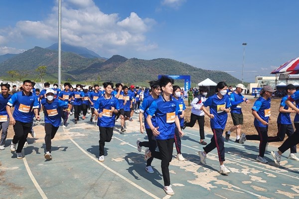 Kon Tum: Gần 1.000 VĐV  tham gia giải Thaco Marathon vì An toàn giao thông - Sa Thầy 2023 - Anh 1