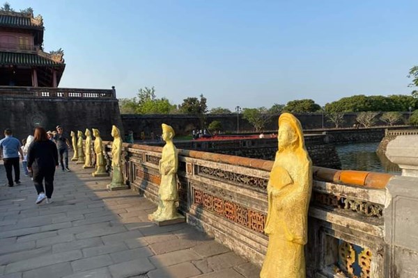 Thu hồi những bức tượng giấy đặt trước Ngọ Môn Huế - Anh 1