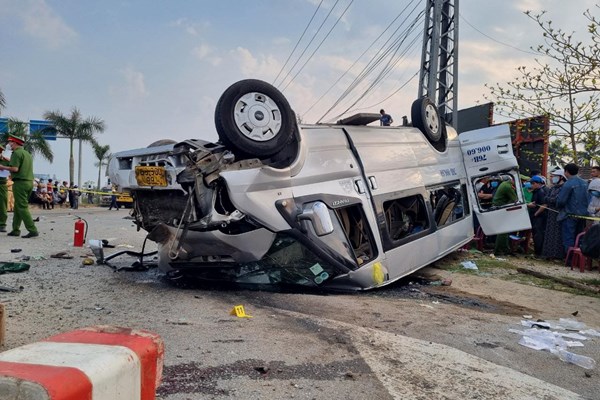 Quảng Nam: Tai nạn giữa xe khách và xe đầu kéo, 8 người tử vong - Anh 1