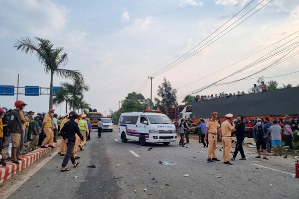 Quảng Nam: Tai nạn giữa xe khách và xe đầu kéo, 8 người tử vong - Anh 3