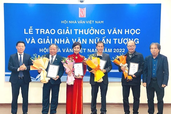 Trao giải thưởng văn học Hội Nhà văn Việt Nam năm 2022 - Anh 1