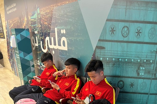 Tuyển U20 Việt Nam đã tới Saudi Arabia, bắt đầu chuyến tập huấn - Anh 1