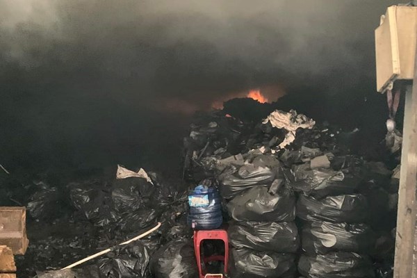 Quảng Ngãi: Kho than củi 200 tấn bùng cháy dữ dội trong đêm - Anh 1