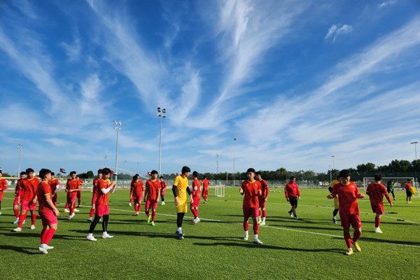 Tuyển U20 Việt Nam đến UAE, chuẩn bị cho trận giao hữu thứ hai - Anh 2
