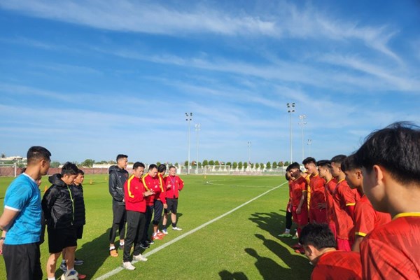Tuyển U20 Việt Nam đến UAE, chuẩn bị cho trận giao hữu thứ hai - Anh 1