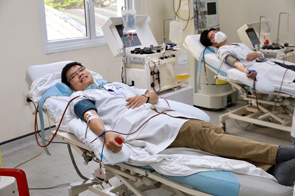 Hơn 200 y, bác sĩ Bệnh viện Trung ương Huế hiến máu cứu người - Anh 2
