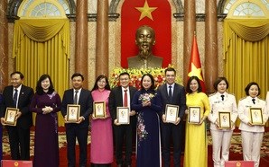 Quyền Chủ tịch nước Võ Thị Ánh Xuân gặp mặt, tri ân các thầy thuốc - Anh 1
