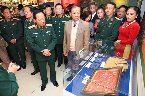 Gần 200 ảnh, tài liệu, hiện vật tại triển lãm “Trung tướng Đồng Sỹ Nguyên - Dấu ấn con đường huyền thoại” - Anh 3