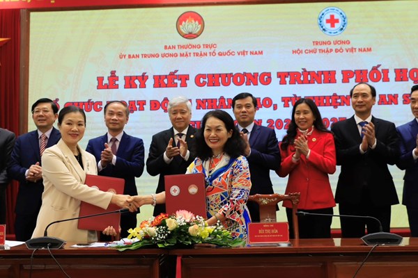 Hội Chữ thập đỏ Việt Nam và MTTQ Việt Nam phối hợp tổ chức hoạt động nhân đạo và an sinh xã hội - Anh 1