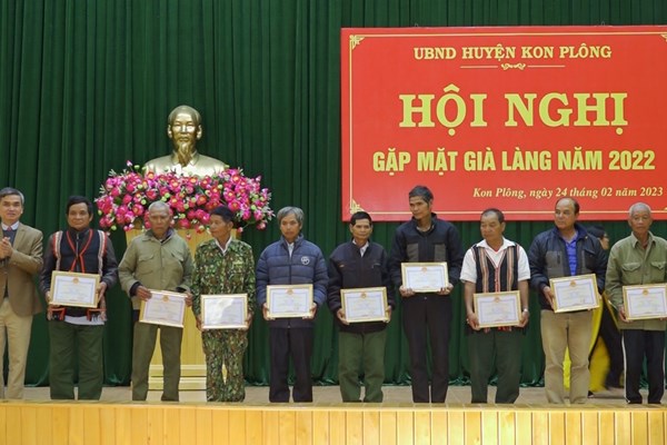 Huyện Kon Plông (Kon Tum): Tuyên dương 99 già làng tiêu biểu - Anh 3