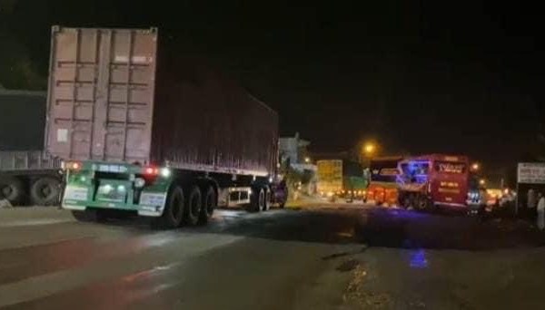 Quảng Ngãi: Tai nạn giao thông trên Quốc lộ 1A khiến 4 người thương vong - Anh 1