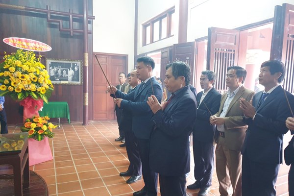 Dâng hương kỷ niệm 117 năm ngày sinh cố Thủ tướng Phạm Văn Đồng - Anh 1