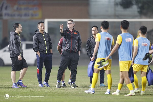 HLV Philippe Troussier điều hành buổi tập đầu tiên của U23 Việt Nam - Anh 2
