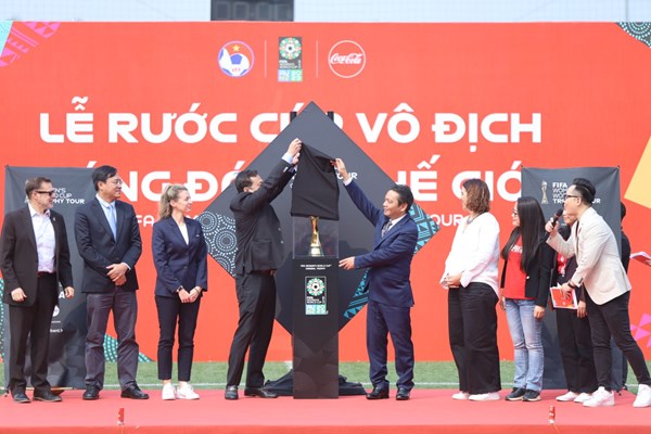 Rước cúp vô địch bóng đá nữ thế giới 2023 tại Việt Nam - Anh 1