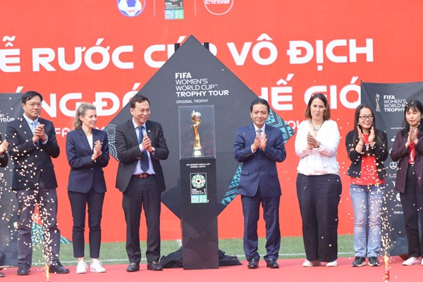 Rước cúp vô địch bóng đá nữ thế giới 2023 tại Việt Nam - Anh 2