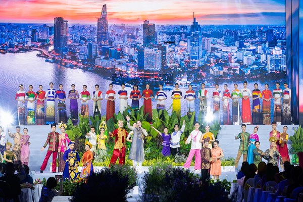 Bộ sưu tập áo dài của NTK Đỗ Trịnh Hoài Nam quảng bá du lịch Việt ra thế giới - Anh 5