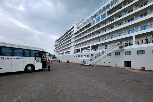Tàu cao cấp Silver Muse đưa hơn 300 du khách quốc tế cập cảng Nha Trang - Anh 1
