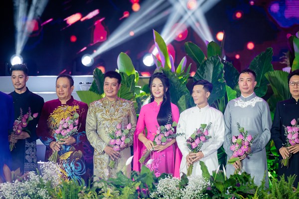 Nhà thiết kế Vũ Thảo Giang gây ấn tượng với bộ sưu tập áo dài “Việt Nam gấm hoa” - Anh 1
