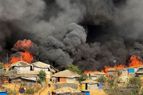 Cháy lớn tại trại tị nạn Rohingya, Bangladesh khiến hàng ngàn người mất nhà cửa - Anh 1