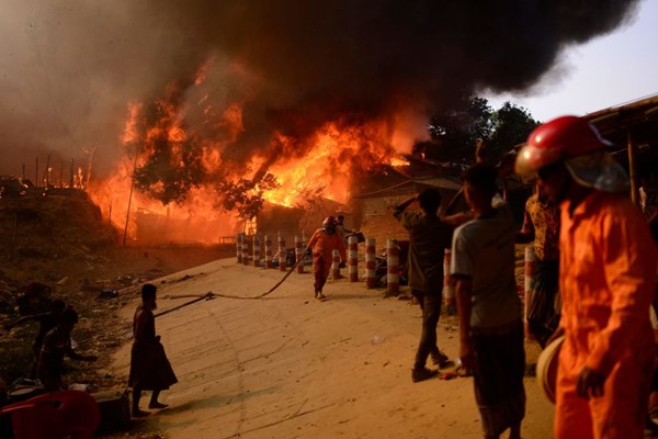 Cháy lớn tại trại tị nạn Rohingya, Bangladesh khiến hàng ngàn người mất nhà cửa - Anh 2