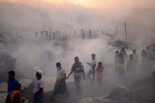 Cháy lớn tại trại tị nạn Rohingya, Bangladesh khiến hàng ngàn người mất nhà cửa - Anh 3