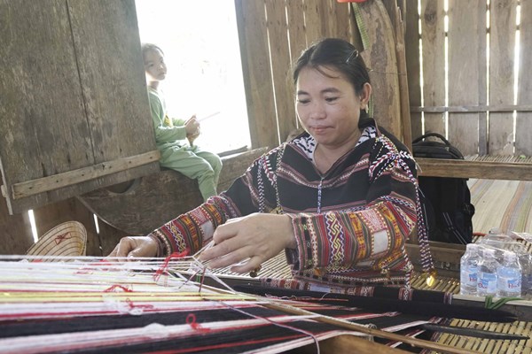 Để “sợi chỉ màu” trăm năm của người Bana không bay đi - Anh 1