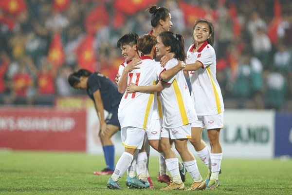 Tuyển U20 nữ Việt Nam thắng đậm Singapore - Anh 2
