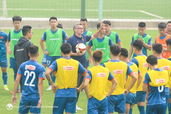Tuyển Việt Nam và U23 cùng ra sân tập chung - Anh 1