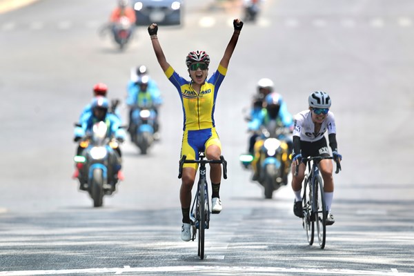 Các tay đua Thái Lan thể hiện sức mạnh tại giải xe đạp nữ quốc tế Biwase Cup - Anh 3