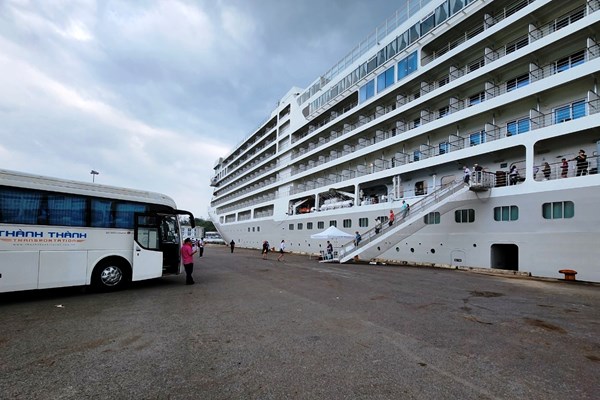Khánh Hòa: Tháo gỡ khó khăn cho hoạt động đón khách du lịch tàu biển - Anh 1