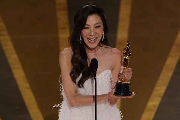 Dương Tử Quỳnh giành giải Nữ diễn viên chính xuất sắc tại Oscar 2023 - Anh 1