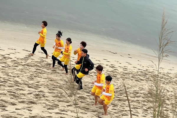 Tuyển nữ Việt Nam chú trọng rèn thể lực trong chuyến tập huấn ở Quảng Ninh - Anh 2