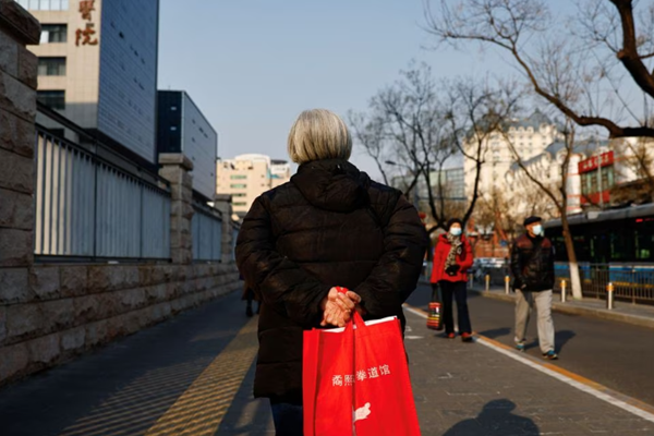 Trung Quốc lên kế hoạch tăng tuổi nghỉ hưu để đối phó với sự già hóa dân số - Anh 1