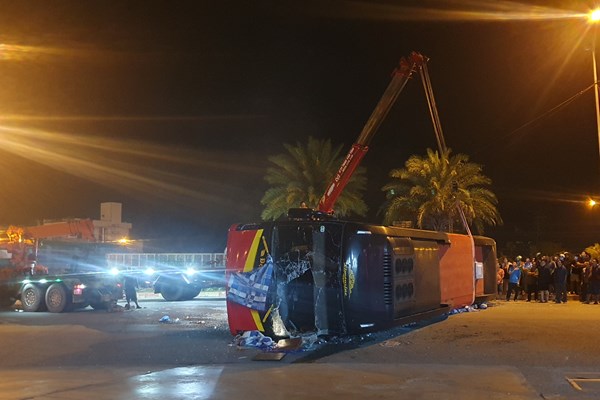 Bình Định: Va chạm giữa xe tải và xe khách, 13 người bị thương - Anh 1
