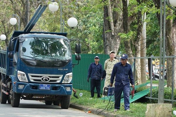 Huế tháo dỡ hàng quán lấn chiếm công viên Trịnh Công Sơn - Anh 1
