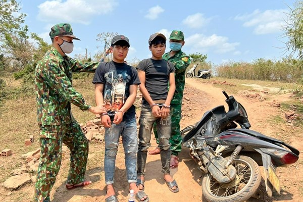 Quảng Trị: Hai thanh niên sang Lào mua 200 viên ma túy về thì bị bắt