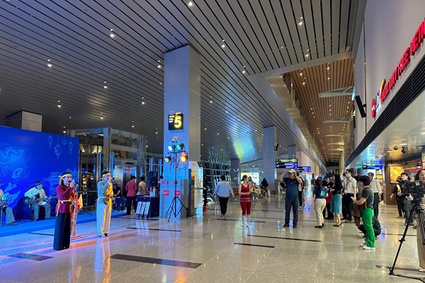 Nhà biểu diễn nghệ thuật Hội An trình diễn phục vụ du khách tại sân bay Đà Nẵng - Anh 2