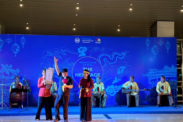Nhà biểu diễn nghệ thuật Hội An trình diễn phục vụ du khách tại sân bay Đà Nẵng - Anh 5