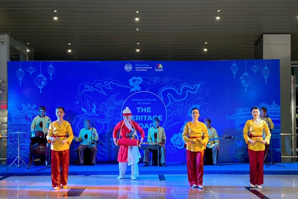 Nhà biểu diễn nghệ thuật Hội An trình diễn phục vụ du khách tại sân bay Đà Nẵng - Anh 3