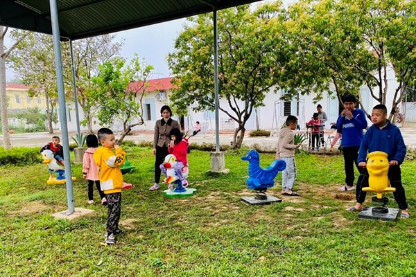 Câu lạc bộ DOC Hà Nội trao tặng khu vui chơi ngoài trời cho học sinh khuyết tật tỉnh Điện Biên - Anh 3