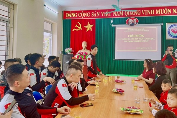 Câu lạc bộ DOC Hà Nội trao tặng khu vui chơi ngoài trời cho học sinh khuyết tật tỉnh Điện Biên - Anh 1