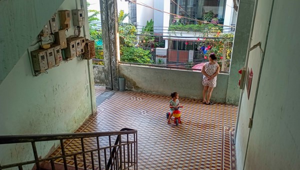 Đà Nẵng: Người dân thấp thỏm trong chung cư xuống cấp - Anh 4