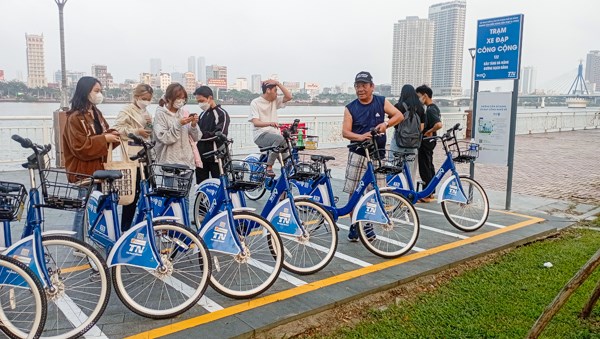 Đà Nẵng: Người dân, du khách hào hứng trải nghiệm dịch vụ xe đạp công cộng - Anh 1