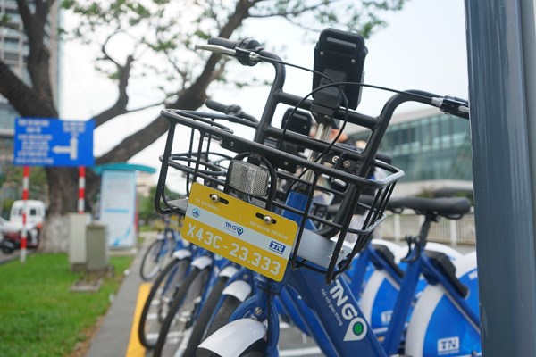 Đà Nẵng: Người dân, du khách hào hứng trải nghiệm dịch vụ xe đạp công cộng - Anh 2