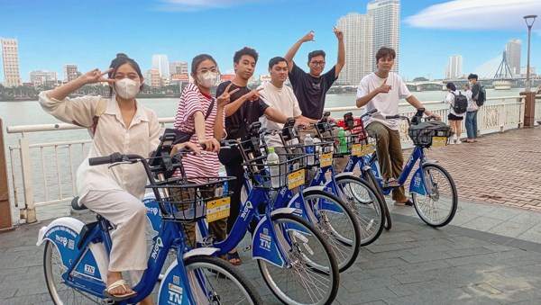 Đà Nẵng: Người dân, du khách hào hứng trải nghiệm dịch vụ xe đạp công cộng - Anh 5