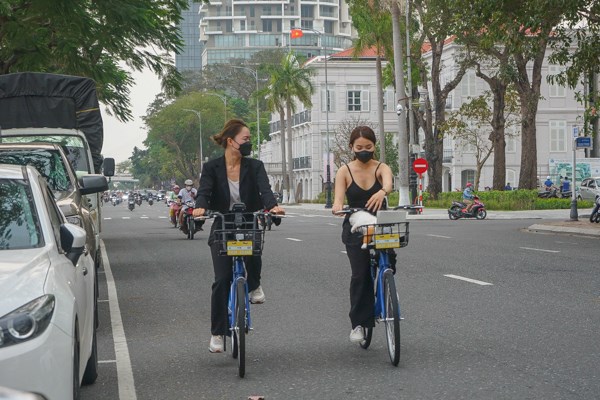 Đà Nẵng: Người dân, du khách hào hứng trải nghiệm dịch vụ xe đạp công cộng - Anh 7