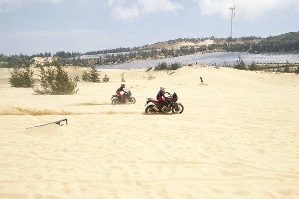 Bình Định: Biểu diễn xe phân khối lớn trên đồi cát để kích cầu du lịch - Anh 2