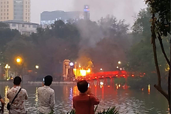 Hà Nội: Đám cháy tại bốt thu vé đền Ngọc Sơn đã được dập tắt kịp thời - Anh 1