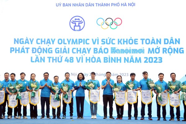 Hơn 3.500 người tham gia Ngày chạy Olympic và phát động Giải chạy Báo Hà Nội mới - Anh 2