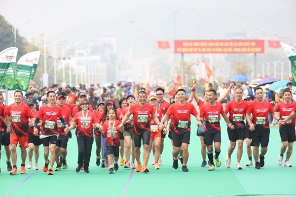 Hoàng Nguyên Thanh vô địch nội dung 42 km tại Giải vô địch quốc gia marathon và cự ly dài Báo Tiền Phong - Anh 2